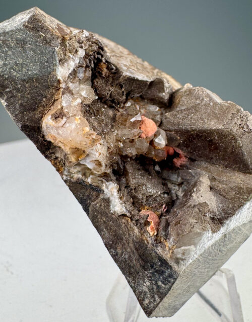 Boltwoodite, Calcite