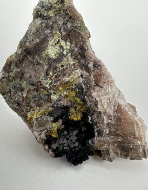 Sklodowskite, Hematite, Magnesite