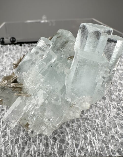 Beryl var. Aquamarine, Muscovite