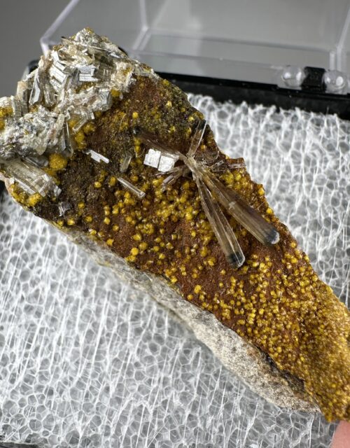 Chervetite, Francevillite